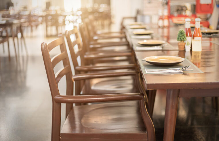 Czy warto zainwestować w komplet stołu z krzesłami?