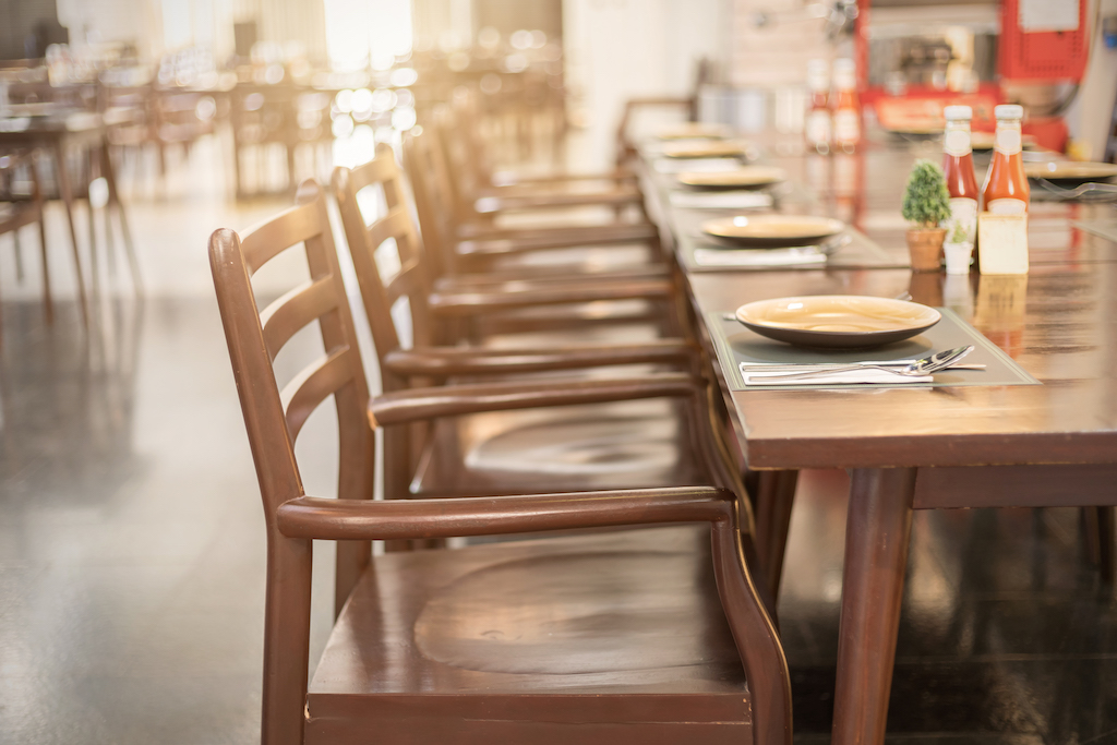 Czy warto zainwestować w komplet stołu z krzesłami?